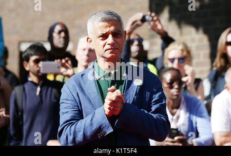 Sindaco di Londra Sadiq Khan frequentando il carnevale di Notting Hill il giorno della famiglia nel West London. Foto Stock