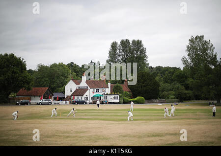 Sabato 15 luglio 2017 si gioca sul green davanti al Barley Mow a Tilford, Surrey, una partita di cricket tra Tilford e Grayswood Foto Stock