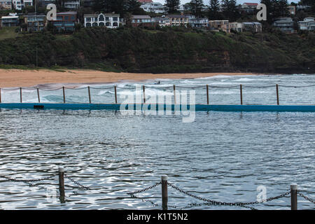 Oceano Mare piscina con onde rotoli sulla spiaggia in background in Bilgola Beach, Sydney Australia Foto Stock