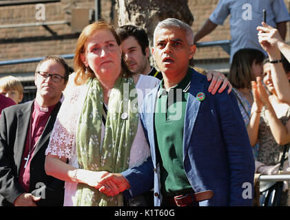 Correzione ritrasmesso EMMA COAD A EMMA DENT COAD sindaco di Londra Sadiq Khan con Kensington MP Emma Dent Coad durante il carnevale di Notting Hill il giorno della famiglia nel West London. Foto Stock