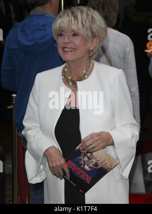 Gloria Hunniford arriva per il musical Evita premere notte a Londra, 2 Agosto 2017: Foto Stock