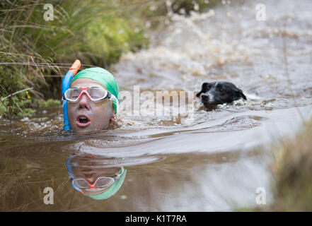 Angela Johnson e il suo cane Jack prendere parte alla trentaduesima mondo Bog Snorkelling campionati a Waen Rhydd torbiera in hotel a Llanwrtyd Wells, Galles. Foto Stock