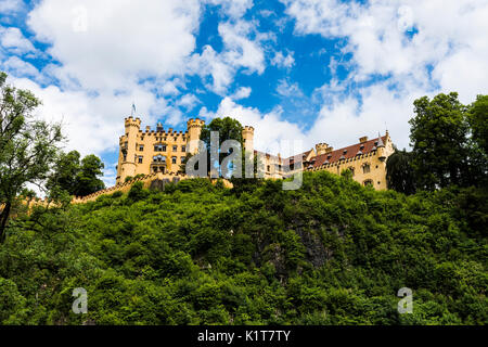 Il Castello di Hohenschwangau è un palazzo del XIX secolo in Germania meridionale e uno degli abitanti più famosi è stato il Re Ludwig II di Baviera. Foto Stock