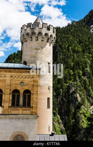 Il Castello di Neuschwanstein è molto famoso castello posizione su una collina sopra la città tedesca di Hohenschwangau vicino a Fussen nell'area bavarese di Germania Foto Stock