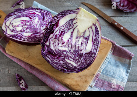 Organico (rosso blu, viola) Cavolo sul tagliere di legno, spazio copia - fresco e salutare ingrediente alimentare, pronti per la cottura Foto Stock