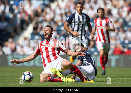 Stoke City's Erik Pieters (sinistra) reagisce dopo una sfida dal West Bromwich Albion Jay Rodriguez durante il match di Premier League al The Hawthorns, West Bromwich. Foto Stock