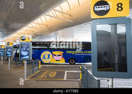 Un pullman Megabus in attesa presso la stazione centrale degli autobus all'aeroporto di Heathrow di Londra, Regno Unito Foto Stock