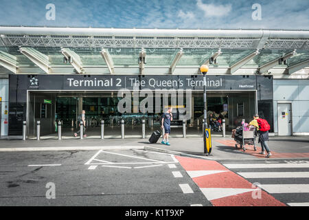 L'entrata al Queen's Terminal Two Building, l'Aeroporto di Heathrow, Londra, Inghilterra, Regno Unito Foto Stock