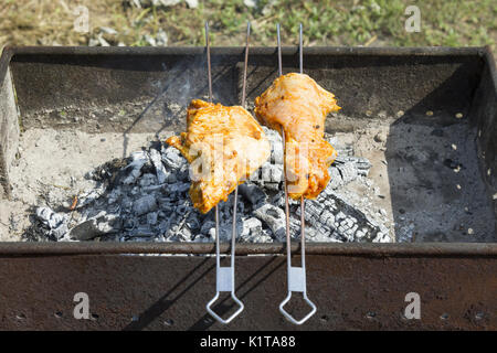 Il shish kebab da carni prepara su carbone di legna. I pezzi di carne sono su spiedini Foto Stock