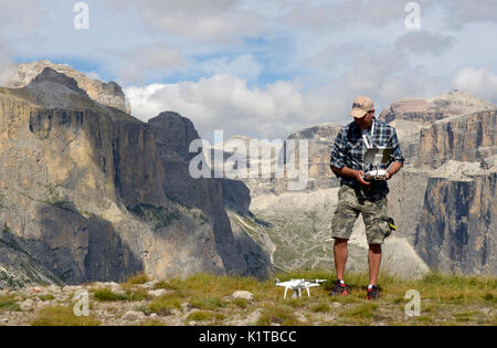 Un Drone Piloto manovre non militare fuco DJI phantom 4 pro oltre le Alpi: Dolomiti e il ghiacciaio della Marmolada Foto Stock