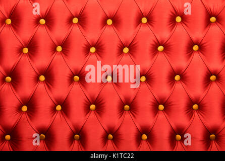 Scarlet rosso rubino capitone tessile con sfondo giallo dorato pulsanti, rétro in stile Chesterfield morbido tessuto tufted rivestimenti di mobili diamond patt Foto Stock