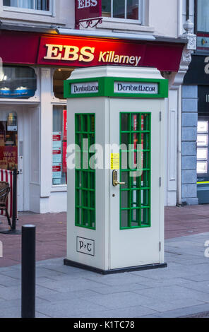 Nella casella Telefono convertito in casa di un defibrillatore Main Street Killarney County Kerry Irlanda Foto Stock