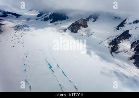 Stretti crepacci blu che sembrano laghi sulla cima del ghiacciaio Foto Stock