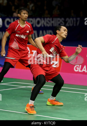 In Indonesia i Mohammad Ahsan (anteriore) e Rian Agung Saputro durante la mens doppie finali il giorno sette del 2017 BWF Campionati del Mondo a Emirates Arena, Glasgow. Foto Stock