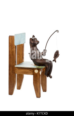 Cat va a pescare su una sedia Foto Stock