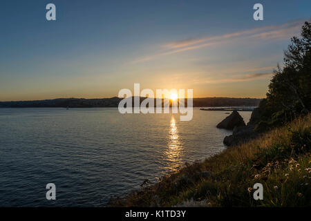 Great British coste, con l'incredibile torquay skyline al tramonto su una bella sera d'estate. prese dalla sella rock vantage point. Foto Stock