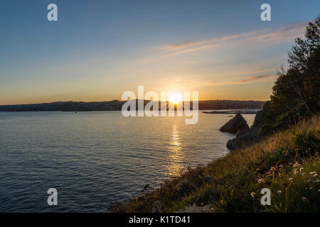 Great British coste, con l'incredibile Torquay skyline al tramonto su una bella sera d'estate. Preso dalla sella Rock vantage point. Foto Stock