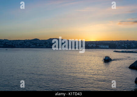 Great British coste, con l'incredibile torquay skyline al tramonto su una bella sera d'estate. prese dalla sella rock vantage point. Foto Stock