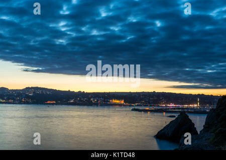 Great British coste, con l'incredibile Torquay skyline al tramonto su una bella sera d'estate. Preso dalla sella Rock vantage point. Foto Stock