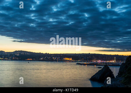 Great British coste, con l'incredibile torquay skyline al tramonto su una bella sera d'estate. prese dalla sella rock vantage point. Foto Stock