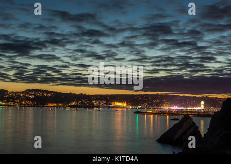 Great British coste, con l'incredibile Torquay skyline al tramonto su una bella sera d'estate. Preso dalla sella Rock vantage point. Foto Stock