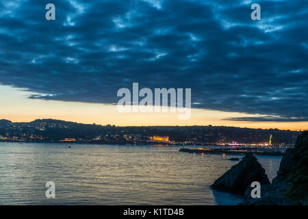 Great British coste, con l'incredibile Torquay skyline al tramonto su una bella sera d'estate. Preso dalla sella Rock vantage point. Foto Stock