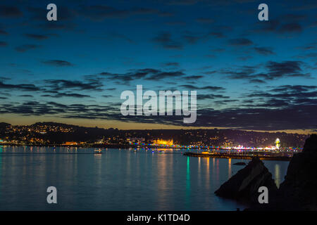 Great British coste, con l'incredibile Torquay skyline al tramonto su una bella sera d'estate. Preso dalla sella Rock vantage point. Foto Stock