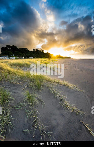 Tramonto sulla spiaggia di Oakura Holiday Park, Taranaki, Nuova Zelanda Foto Stock