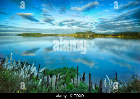 Tramonto sulla baia Rangataua, Tauranga, Nuova Zelanda. Foto Stock