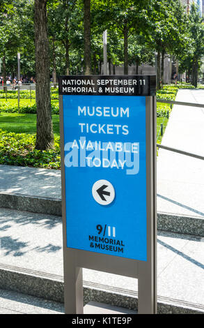 Segno indirizzare i visitatori alla biglietteria del 9/11 Memorial Museum presso il World Trade Center di Manhattan inferiore Foto Stock