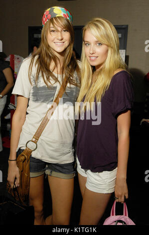 (L-r) shailene woodley megan park stelle "i segreti della vita adolescente americano' frequentare kiss fm's gifting lounge onore undicesima edizione Teen Choice awards w beverly hills. Foto Stock