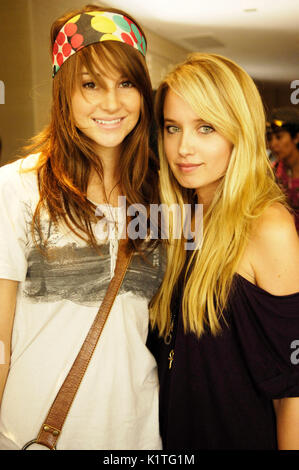 (L-r) shailene woodley megan park stelle "i segreti della vita adolescente americano' frequentare kiss fm's gifting lounge onore undicesima edizione Teen Choice awards w beverly hills. Foto Stock