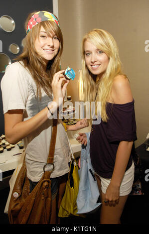 (L-r) shailene woodley megan park stelle "i segreti della vita adolescente americano' frequentare kiss fm's gifting lounge onore undicesima edizione Teen Choice awards w beverly hills. Foto Stock