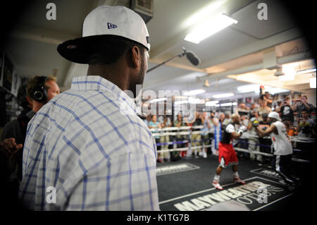 Curtis '50 Cent' Jackson guarda come Boxer Floyd Mayweather Jr. Treni front media Mayweather Boxing Gym Aprile 24,2012 Las Vegas, Nevada. Foto Stock