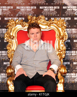 Boxer Canelo Alvarez partecipa alla conferenza stampa Grauman's Chinese Theatre Hollywood marzo 1,2012. Mayweather cotto incontrerà WBA Super Welterweight World Championship Fight 5 maggio MGM Grand Las Vegas. Foto Stock