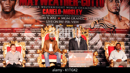 (L-R) Canelo Alvarez, US boxer Floyd Mayweather, WBA Super Welterweight World Champion Miguel cotto Puerto Rico Shane Mosley durante la conferenza stampa Grauman's Chinese Theatre Hollywood marzo 1,2012. Mayweather cotto incontrerà WBA Super Welterweight World Championship Fight 5 maggio MGM Grand Las Vegas. Foto Stock