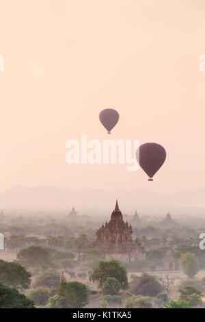 I palloni ad aria calda che fluttua sopra bagan templi di sunrise, Bagan, myanmar Foto Stock