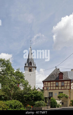 Telaio casa e chiesa, Bruttig-Fankel, Moselle, Renania-Palatinato, Germania Foto Stock