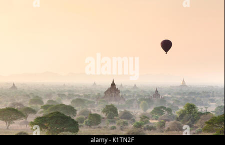 I palloni ad aria calda che fluttua sopra bagan templi di sunrise, Bagan, myanmar Foto Stock
