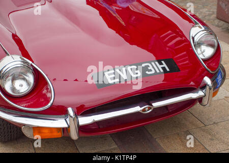 1969 rosso Jaguar 4.2 e Type al 2017 Ormskirk MotorFest su Jaguar 4.2 anni '60 e-Type come auto d'epoca, classiche di tutte le epoche di automobilismo schierate sulle strade del centro città e nel Parco di Coronation per la gente da ammirare. Foto Stock