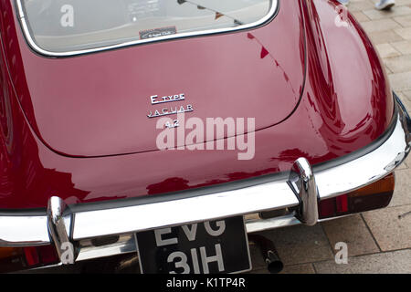 Retro della Jaguar 4.2 e Type 1969 rossa al MotorFest 2017 di Ormskirk sulla Jaguar 4.2 e-Type 1960 come auto d'epoca, classiche di tutte le epoche di automobilismo schierate sulle strade del centro città e nel Parco di Coronation per la gente da ammirare. Foto Stock