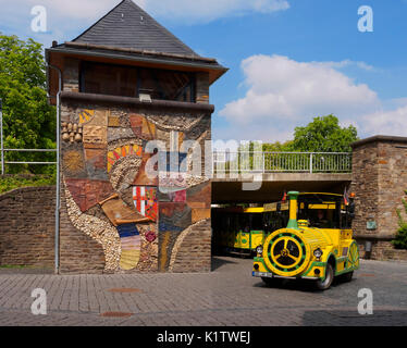 Escursione in treno e il mosaico a parete da Carlfritz Nicolay raffiguranti la storia della città di Cochem, Germania Foto Stock