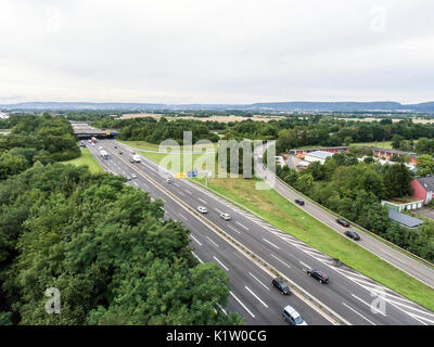 Vista aerea di una autostrada intersezione con un trifoglio interscambio di foglia in Germania Koblenz Foto Stock