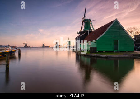 Mulini a vento all'alba, Zaanse Schans, Nederalnds. Foto Stock