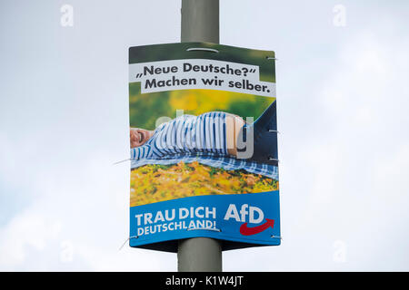 Cartellone elettorale (con messaggio - "nuova Germania? Consente di farlo noi) per AfD , Alternative fur Deutschland, ala destra partito politico, in germe di Berlino Foto Stock
