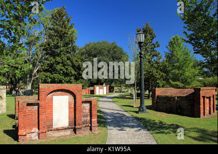 Parco coloniale cimitero, risalente al XVIII secolo, è stato ancora una volta un importante terreno di sepoltura ma ora serve come un popolare parco pubblico di Savannah, GA Foto Stock