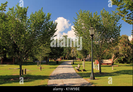 Parco coloniale cimitero, risalente al XVIII secolo, è stato ancora una volta un importante terreno di sepoltura ma ora serve come un popolare parco pubblico di Savannah, GA Foto Stock