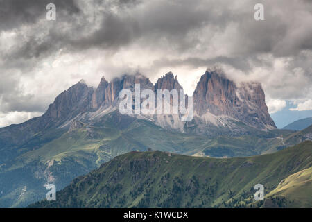 L'Europa, Italia, Trentino Dolomiti. Sassolungo in un giorno di nuvole fotografata dalla Marmolada. Foto Stock