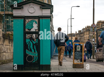 Dipinti di polizia casella chiamata con Leith motto perseverare, Leith Walk, Edimburgo, Scozia, Regno Unito il giorno piovoso con pedoni camminare passato Foto Stock