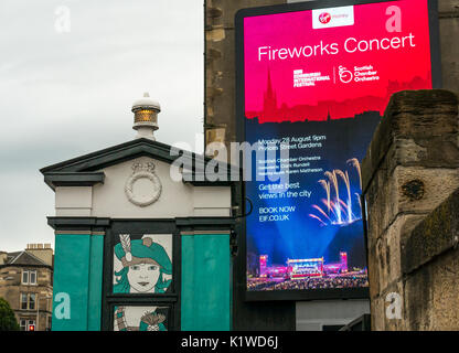 Call box decorativo della polizia, Leith Walk, Edimburgo, Scozia, Regno Unito con spot elettronico gigante per Festival Fireworks Concert sponsorizzato da Virgin Money Foto Stock